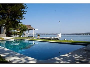 CASA EN VENTA A ORILLA DEL LAGO 