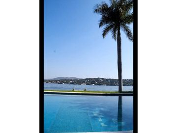 CASA EN VENTA A ORILLA DEL LAGO 