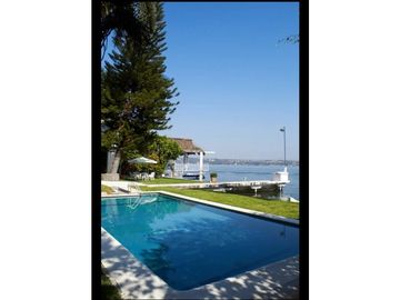 CASA EN VENTA A ORILLA DEL LAGO 