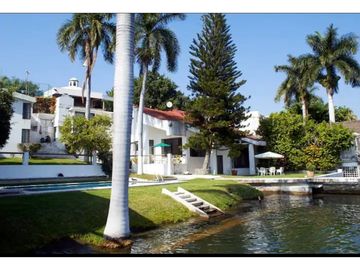 CASA EN VENTA A ORILLA DEL LAGO 