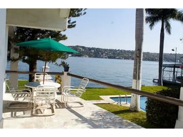 CASA EN VENTA A ORILLA DEL LAGO 