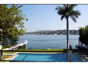 CASA EN VENTA A ORILLA DEL LAGO 