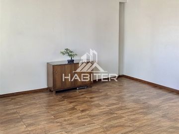 Se vende oficina en pleno centro de Curicó (40140)