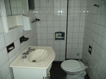 Dpto. ser utilizado como oficina. Exc. ubicación.- L. de Zamora