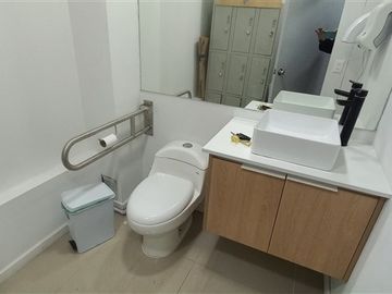 Arriendo oficina 3 privados,2 baños,2 estac.bod. Las Condes