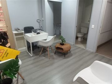 Arriendo oficina 3 privados,2 baños,2 estac.bod. Las Condes