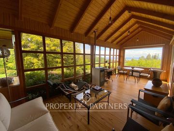 Casa con hermoso jardín en condominio con vista al lago