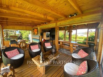 Casa con hermoso jardín en condominio con vista al lago