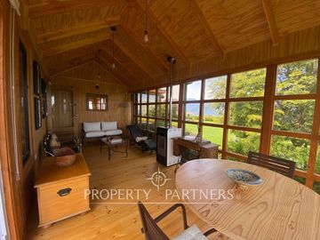 Casa con hermoso jardín en condominio con vista al lago