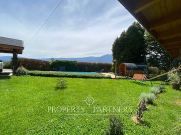 Casa con hermoso jardín en condominio con vista al lago