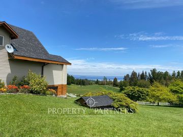 Casa con hermoso jardín en condominio con vista al lago