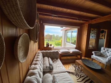 Casa con hermoso jardín en condominio con vista al lago