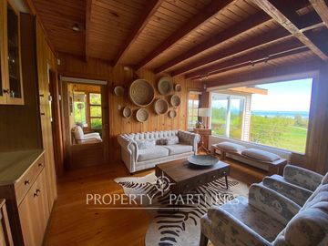Casa con hermoso jardín en condominio con vista al lago