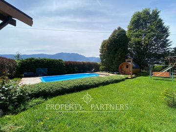 Casa con hermoso jardín en condominio con vista al lago