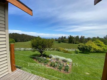 Casa con hermoso jardín en condominio con vista al lago