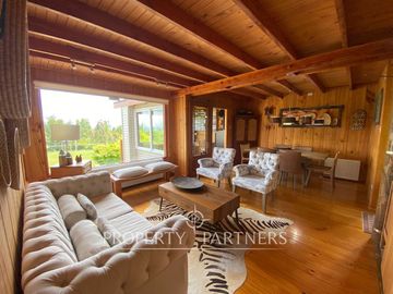 Casa con hermoso jardín en condominio con vista al lago