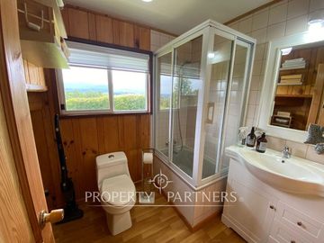 Casa con hermoso jardín en condominio con vista al lago