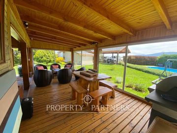 Casa con hermoso jardín en condominio con vista al lago