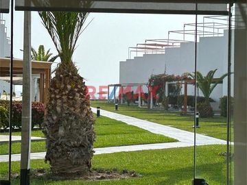 VENDO CASA DE PLAYA EN 
CONDOMINIO ASIA BONITA / PLAYA SARAPAMPA
Km. 107 Panamericana Sur, a 3 min. del Boulevard de Asia
CASA:
•	VISTA AL MAR
•