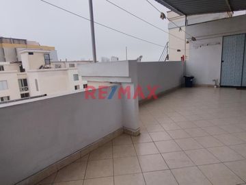 Se vende amplio y bien distribuido dúplex de 153 m² ubicado en el último piso (8vo piso, Torre A) del Condominio Plaza del Pacífico en San Miguel, una