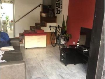 TRIPLEX 4 AMB. CON PATIO Y COCHERA