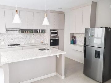 Hermosa vivienda nueva en Puerto Azul, contemporánea, equipada, lista para escriturar y entrar a vivir. Acabados de primera
