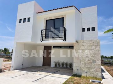 CASTELA RESIDENCIAL: Bella casa moderna y espaciosa, con excelente iluminación.