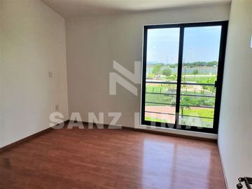 CASTELA RESIDENCIAL: Bella casa moderna y espaciosa, con excelente iluminación.