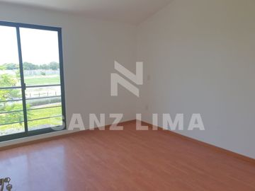 CASTELA RESIDENCIAL: Bella casa moderna y espaciosa, con excelente iluminación.
