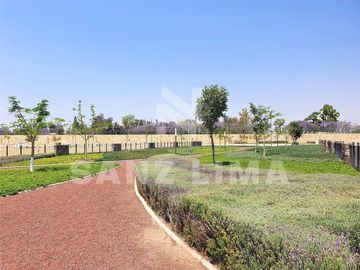 CASTELA RESIDENCIAL: Bella casa moderna y espaciosa, con excelente iluminación.