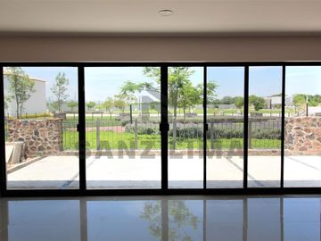 CASTELA RESIDENCIAL: Bella casa moderna y espaciosa, con excelente iluminación.