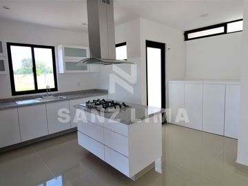 CASTELA RESIDENCIAL: Bella casa moderna y espaciosa, con excelente iluminación.