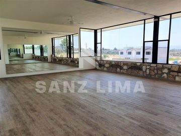 CASTELA RESIDENCIAL: Bella casa moderna y espaciosa, con excelente iluminación.
