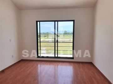 CASTELA RESIDENCIAL: Bella casa moderna y espaciosa, con excelente iluminación.