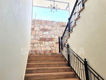 CASTELA RESIDENCIAL: Bella casa moderna y espaciosa, con excelente iluminación.