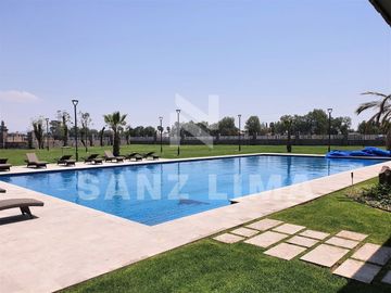 CASTELA RESIDENCIAL: Bella casa moderna y espaciosa, con excelente iluminación.