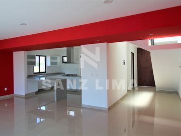CASTELA RESIDENCIAL: Bella casa moderna y espaciosa, con excelente iluminación.
