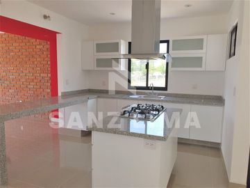 CASTELA RESIDENCIAL: Bella casa moderna y espaciosa, con excelente iluminación.