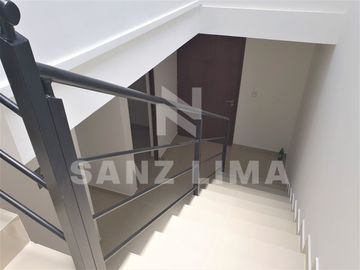 CASTELA RESIDENCIAL: Bella casa moderna y espaciosa, con excelente iluminación.
