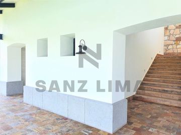 CASTELA RESIDENCIAL: Bella casa moderna y espaciosa, con excelente iluminación.