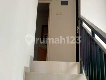 Rumah Hook 2 Lantai SHM Huni The Akasia Eight, Serua Ciputat