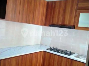 Rumah Hook 2 Lantai SHM Huni The Akasia Eight, Serua Ciputat