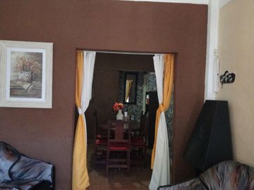 EXCELENTE CASA MULTIFAMILIAR.