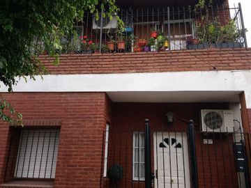 EXCELENTE CASA MULTIFAMILIAR.