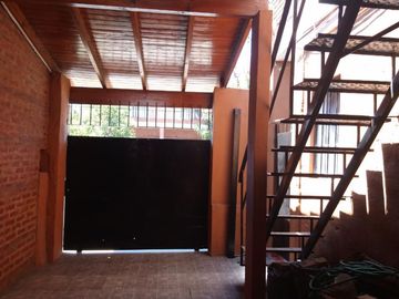 EXCELENTE CASA MULTIFAMILIAR.
