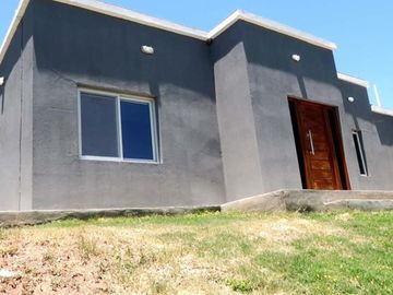 VENDO CASA 3 HABITACIONES Y PILETA A MTRS DEL LAGO EN POTRERO DE GARAY