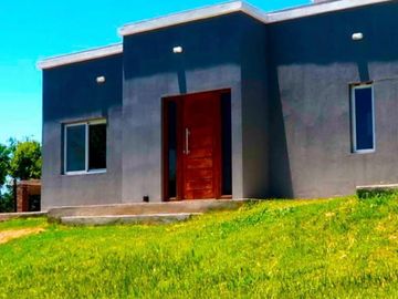 VENDO CASA 3 HABITACIONES Y PILETA A MTRS DEL LAGO EN POTRERO DE GARAY