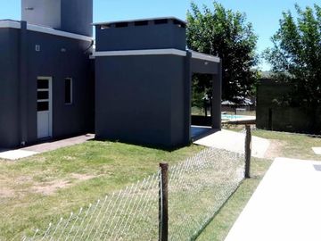 VENDO CASA 3 HABITACIONES Y PILETA A MTRS DEL LAGO EN POTRERO DE GARAY