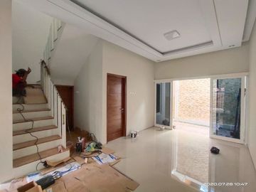 RUMAH MEWAH PROSES BANGUN DEKAT GARDU PLN JLN KALIURANG
