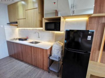 MURAH Grand Sungkono Lagoon Unit Masih Baru, 1BR Jadi Studio, Full Furnish
